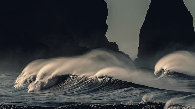 Stormy Waves 2K Wallpaper