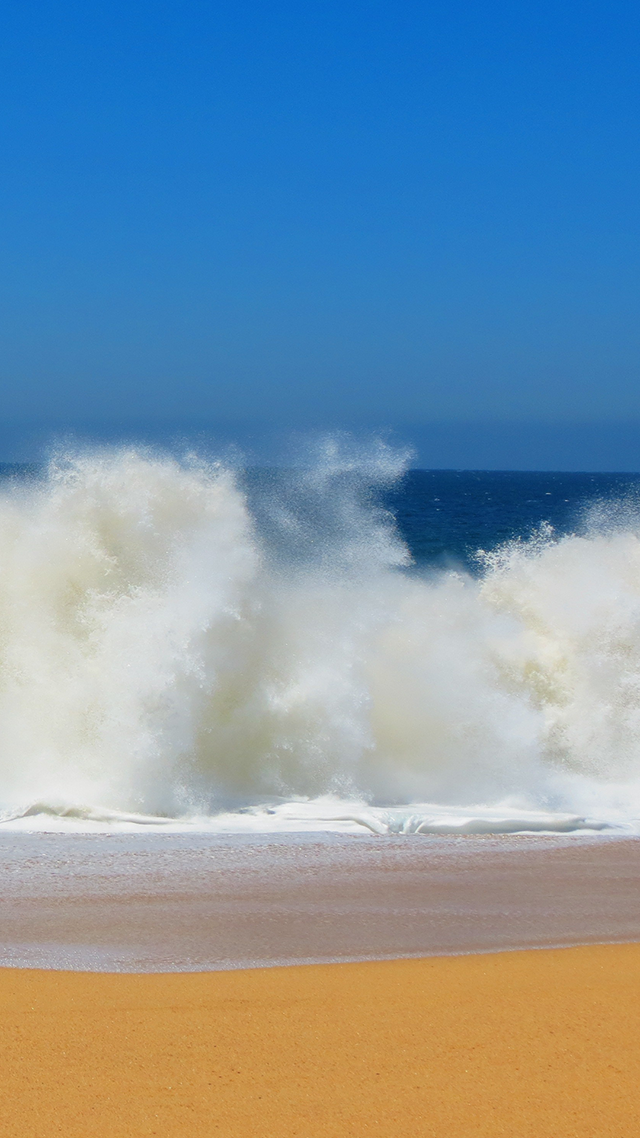 Crashing Waves Home Screen Wallpaper.