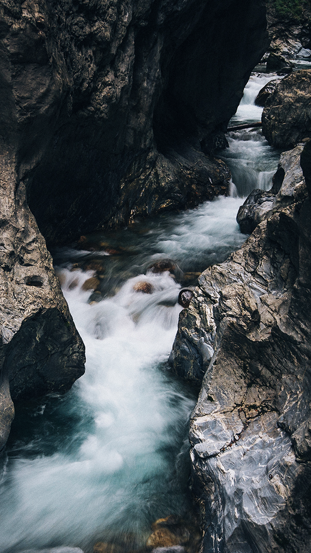 Rocky Creek iPhone 13 Pro Max Wallpaper.