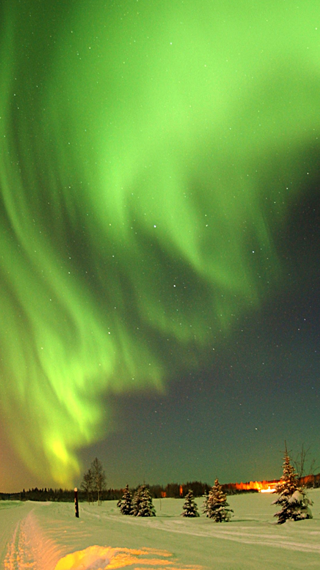 Alaska Nights Samsung Z Fold 3 Wallpaper.